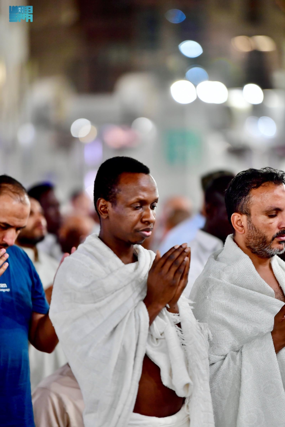 وسط أجواء روحانية.. المسجد الحرام يحتضن جموع المصلين ليلة الثلاثين