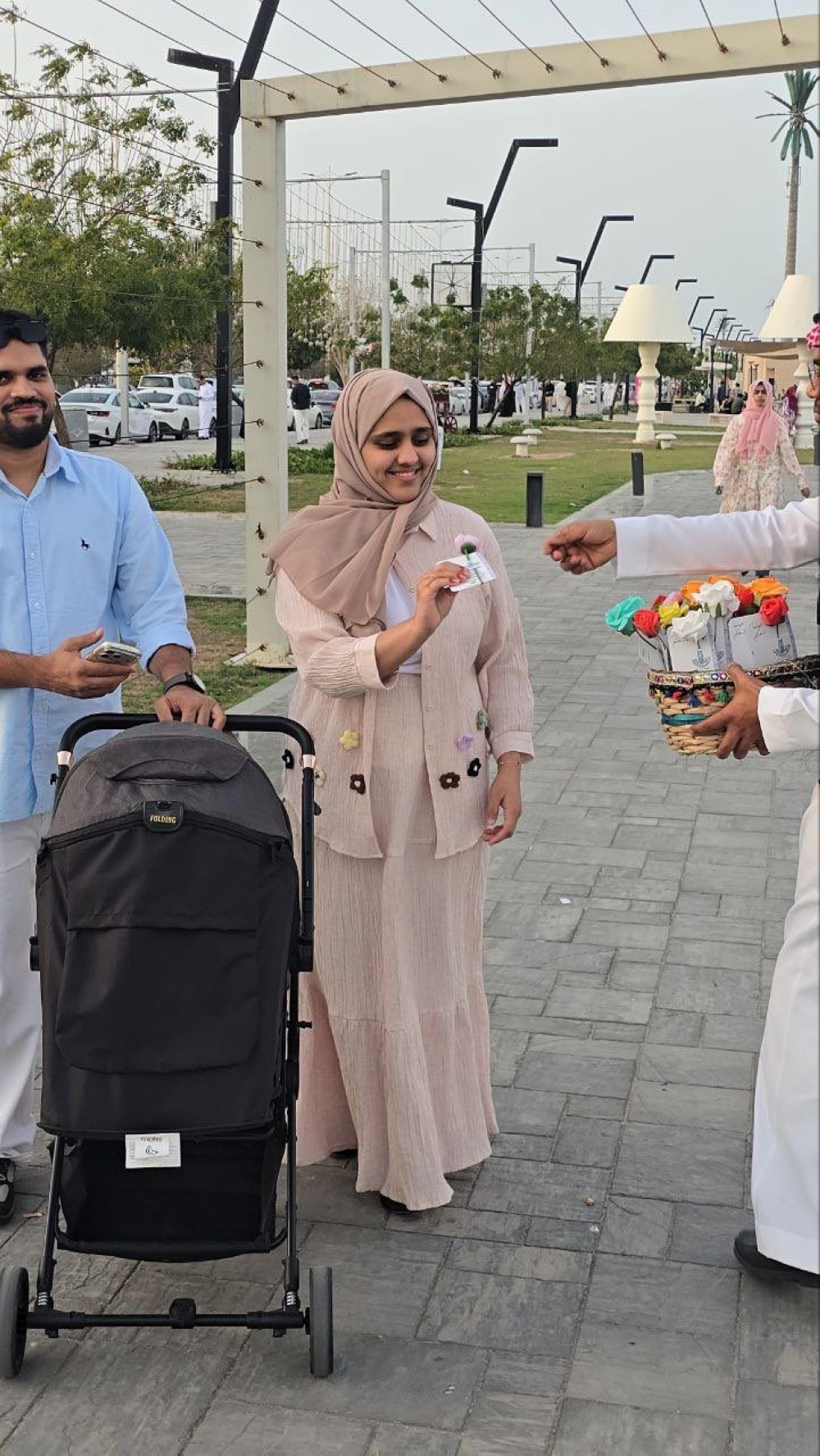 &laquo;جينا نسعدكم&raquo;.. مبادرة تنثر الورود وتزرع بهجة العيد بالدمام
