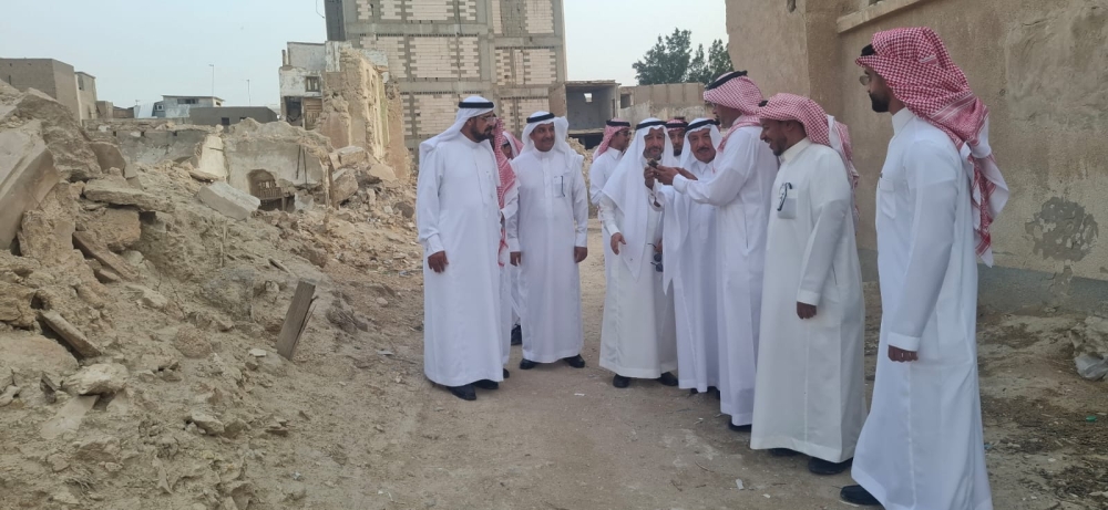 صور.. بعد 60 عاماً.. أسر الأحساء تزور منازلها القديمة لتوثيق تاريخ المجالس بالعيد