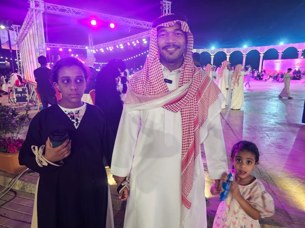 صور.. احتفالات عيد الفطر تجذب العائلات إلى متنزه العبير برأس تنورة