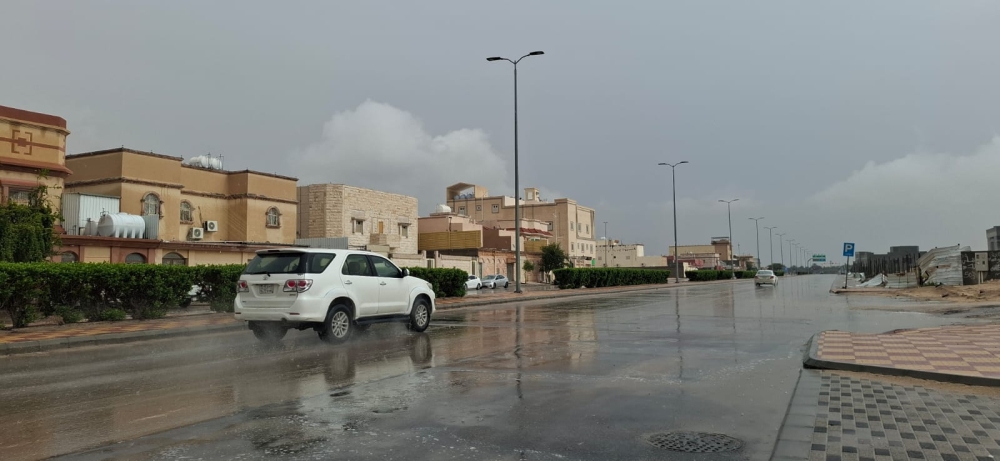 صور.. الأحساء تشهد أمطارًا متوسطة.. والأرصاد يرفع الإنذار للأحمر