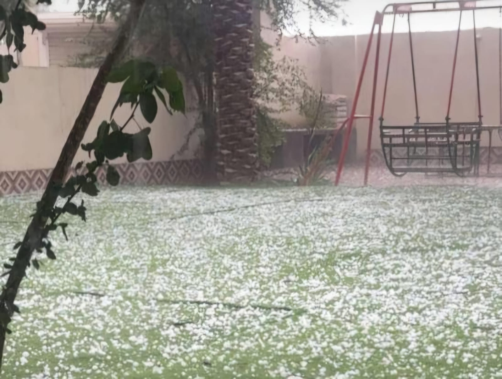 تساقط حبات البرد على محافظة الأحساء يلطف الأجواء وينشر نسمات البهجة