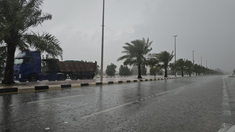 الأرصاد: أمطار غزيرة وصواعق رعدية على عسير وأضم تؤثر على الرؤية
