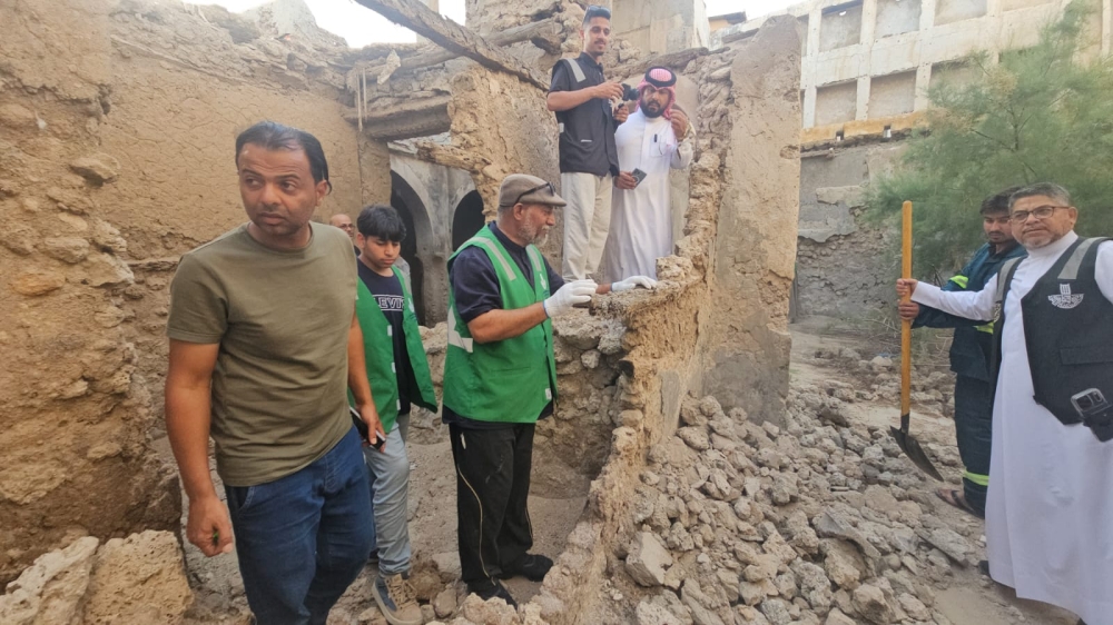 صور.. متطوعو دارين وتاروت يحمون الآثار من الملوثات البصرية