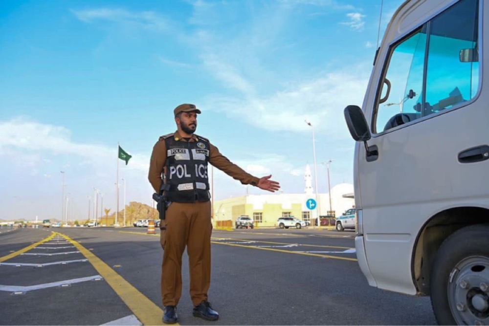 نصب واحتيال.. ضبط مقيم لنشره إعلانات حج وهمية في الرياض