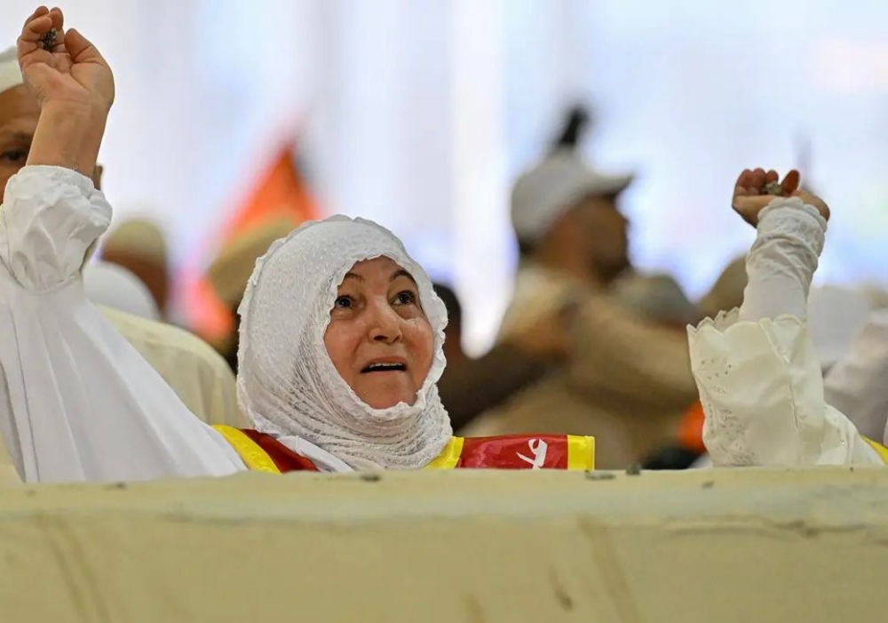 &laquo;منى&raquo; تفيض بالذكر والطاعة.. والحجاج يرمون الجمرات في مشهد إيماني مهيب