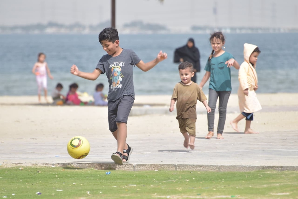 صور.. فرحة العيد على ضفاف الخليج.. شاطئ هاف مون يجمع الجاليات