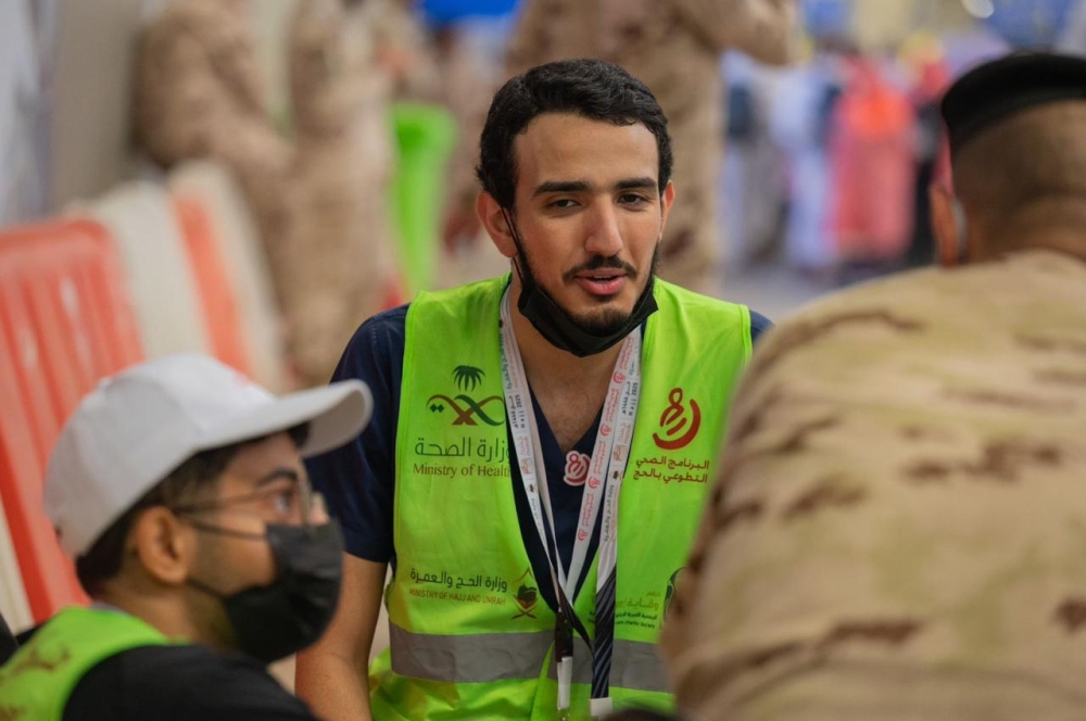 صور.. متطوعو الصحة يروون أجمل لحظاتهم ومواقفهم في مساعدة ضيوف الرحمن