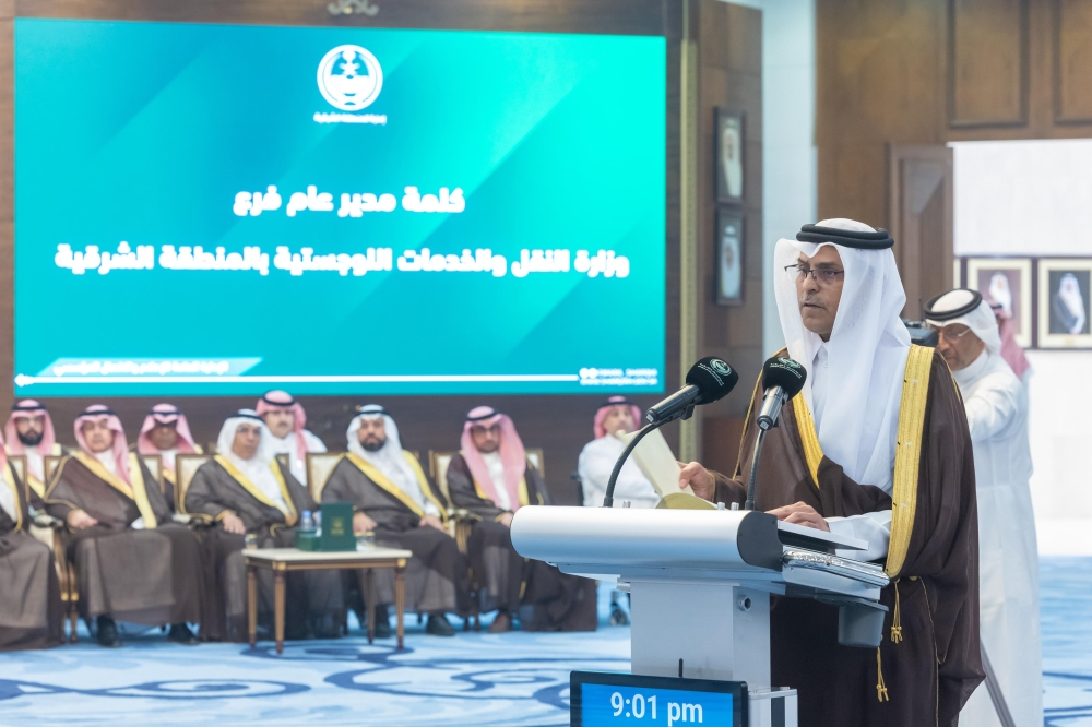 أمير الشرقية يستقبل منسوبي فرع وزارة النقل ويثمن جهودهم في تنفيذ وصيانة الطرق