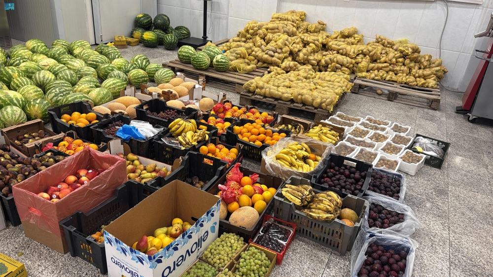 عسير.. مصادرة 3 أطنان من الفواكه والخضار مجهولة المصدر