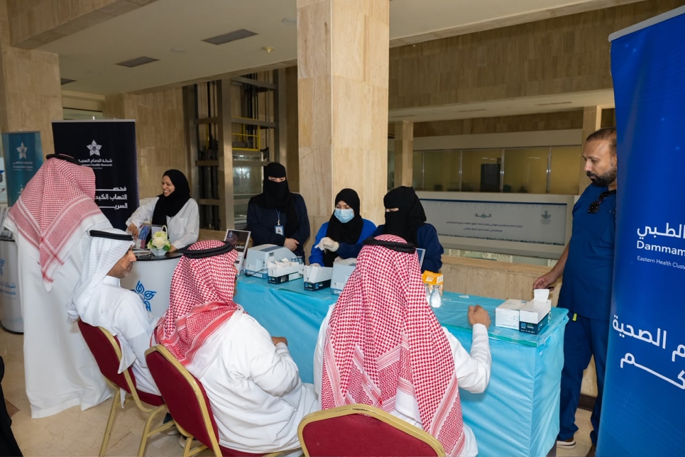 فحوصات طبية وتوعية بمخاطر التهاب الكبد في أمانة الشرقية