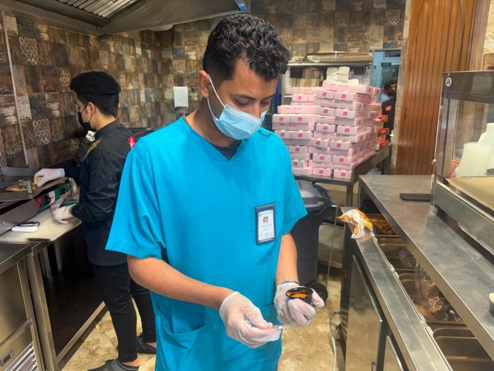 رقابة صيفية بالدمام.. فحص التبريد بالمطاعم ومحاسبة المخالفين