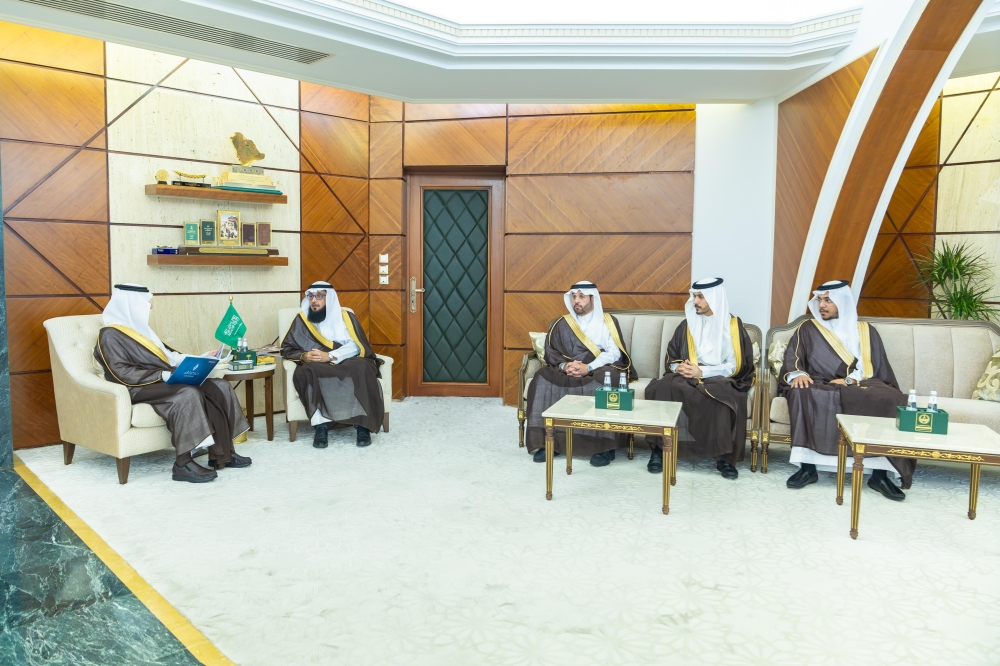أمير المنطقة الشرقية يستقبل الرئيس التنفيذي لجمعية البر بالمنطقة
