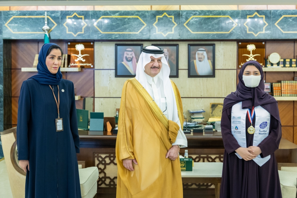 أمير المنطقة الشرقية يستقبل طلاب وطالبات المنطقة الحاصلين على جوائز دولية لعام 2026م