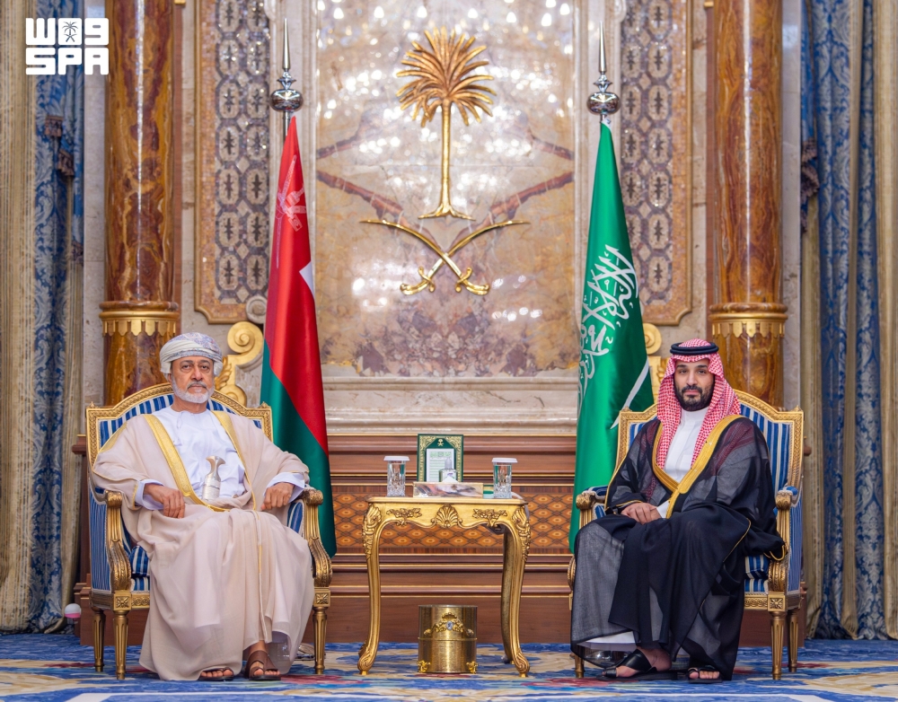 ولي العهد يلتقي سلطان عُمان ويستعرضان العلاقات الأخوية بين البلدين الشقيقين