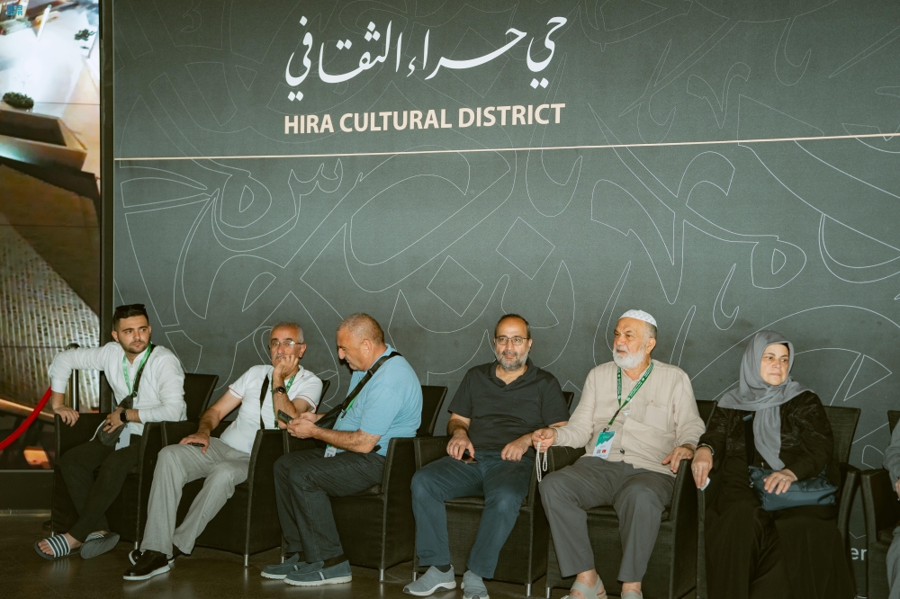 ضيوف برنامج خادم الحرمين يطّلعون على معروضات حي حراء الثقافي