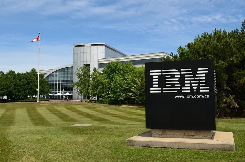 ما سبب انهيار سهم IBM بأكثر من 20% اليوم؟