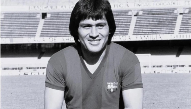 وفاة لاعب برشلونة الأسبق &ldquo;البيروفي سوتيل&rdquo; عن عمر 75 سنة