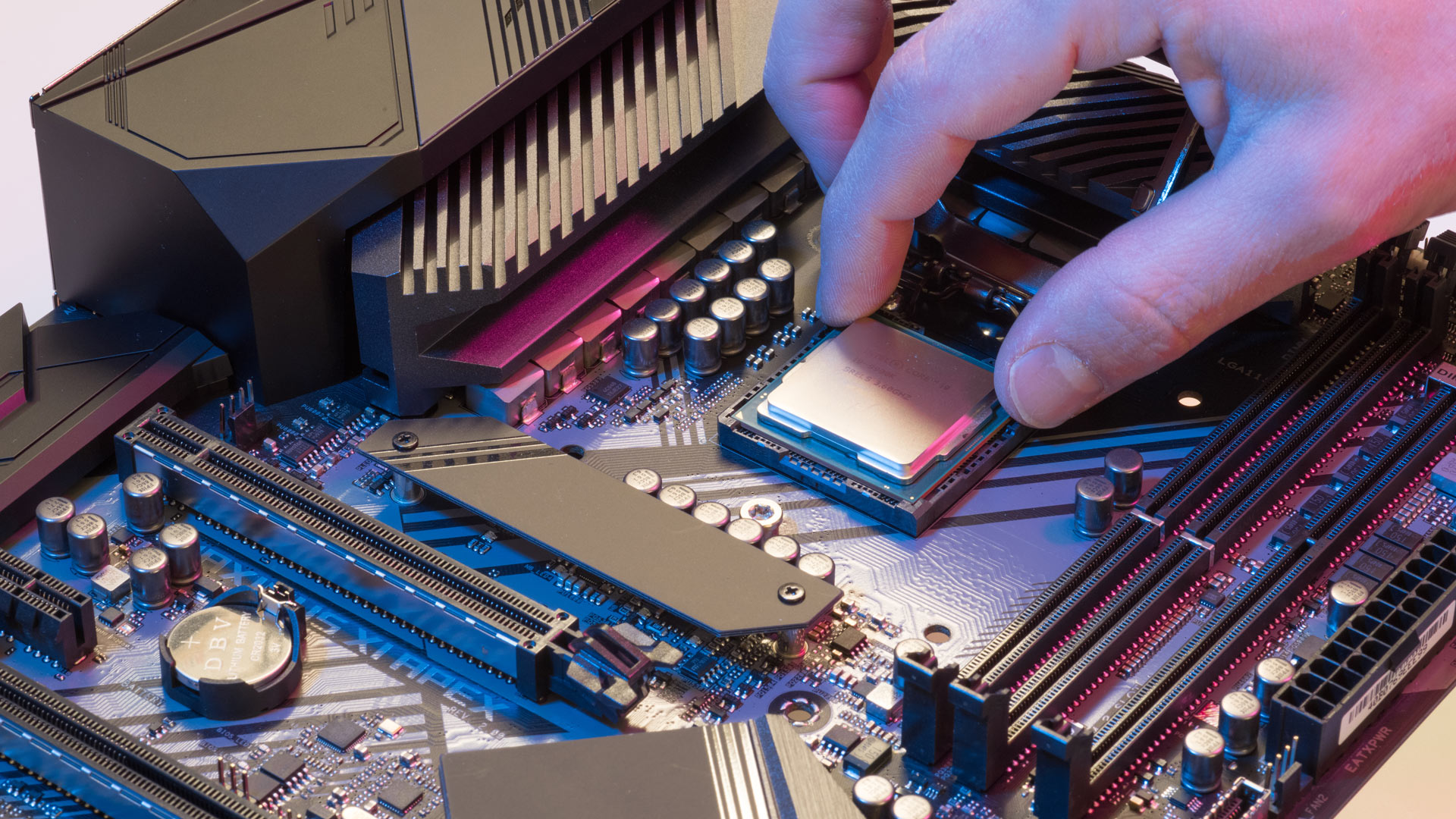 تم تثبيت وحدة المعالجة المركزية Intel وحدة المعالجة المركزية Intel مثبتة على اللوحة الأم