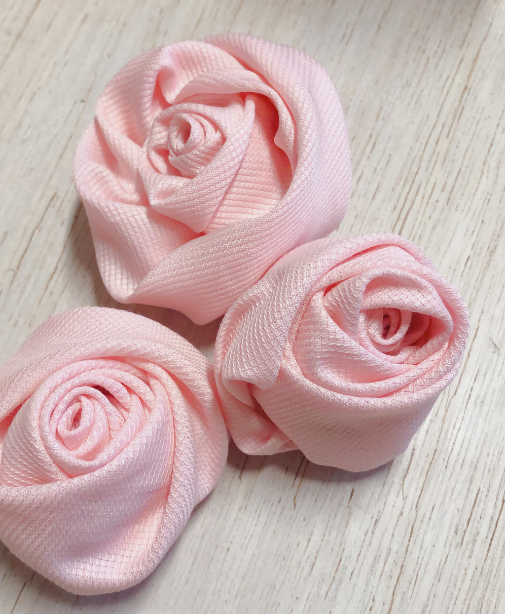 Dopo avervi spiegato come realizzare i fiori di loto applicati al porta fedi rustic chic . Piu Veloce Tutorial Rose Di Stoffa Detto Fatto