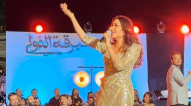 مهرجان طبرقة : لطيفة العرفاوي تهاجم المهاجرين الأفارقة 