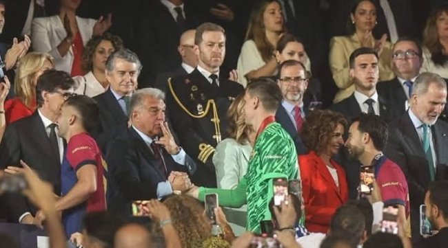 رئيس برشلونة يسخر من تشيزني