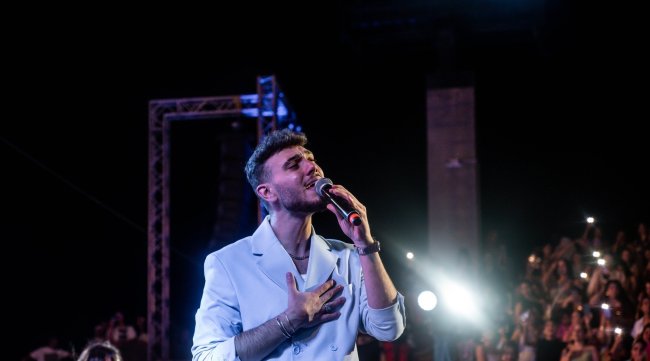 الشامي يُبهر ركح الحمامات في عرض استثنائي أمام جمهور غفير (صور)