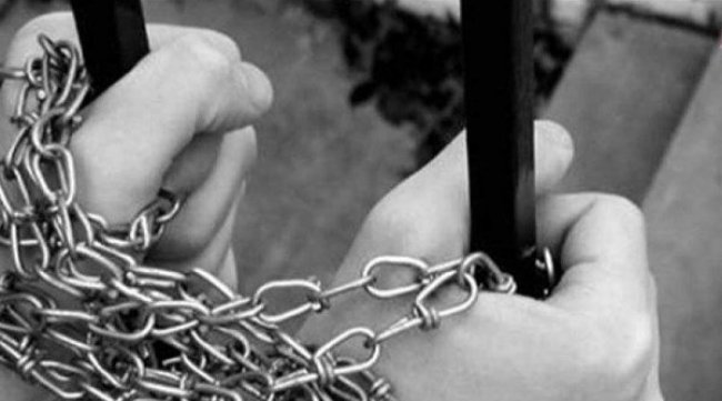 تونس : أب يحتجز إبنته داخل غرفتها لمدة سنة 