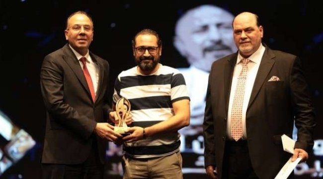 حمودة بن حسين يفوز بجائزة أفضل ممثل في مهرجان بغداد الدولي للمسرح