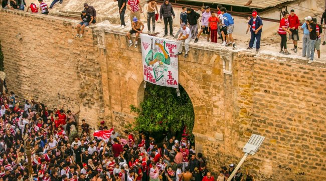 الإفريقي يرفع اللقب في رادس وجماهيره تحتفل في باب الجديد (صور)