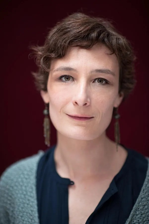 Maryline mélenchon devant le logo de la france insoumise. Photos De Delphine Beauvois Babelio Com