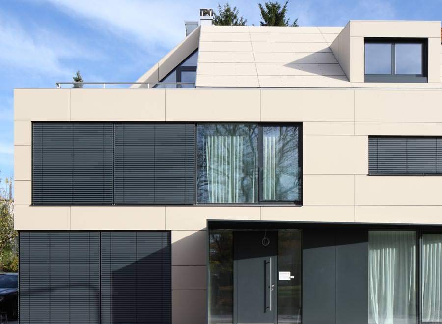 Edificio de viviendas en la calle joahann . Eternit Systemdach Equitone ermÃ¶glicht groÃformatige
