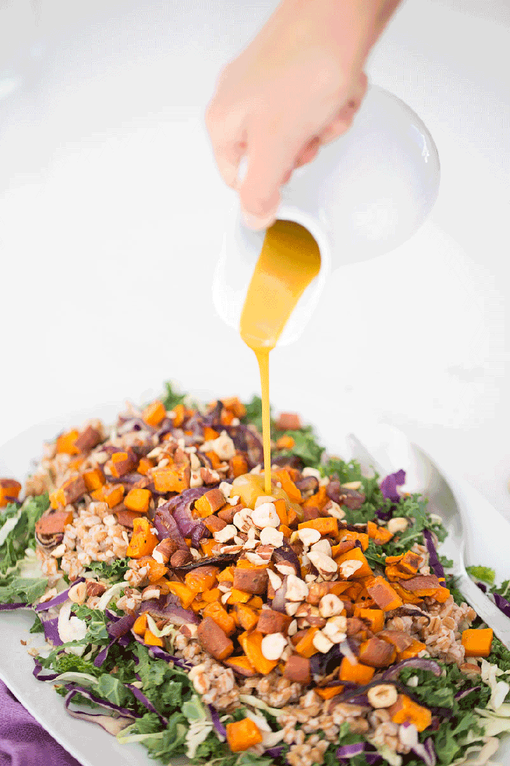 esta receita de salada de outono com molho vegetariano de mostarda e mel é fácil, nutritiva e perfeita para esta temporada. Estou obcecado com isso!