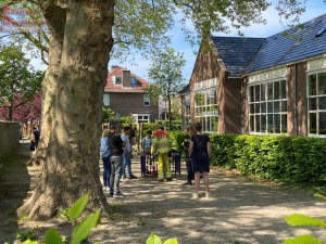 Jongen vast in voetbal doeltje.