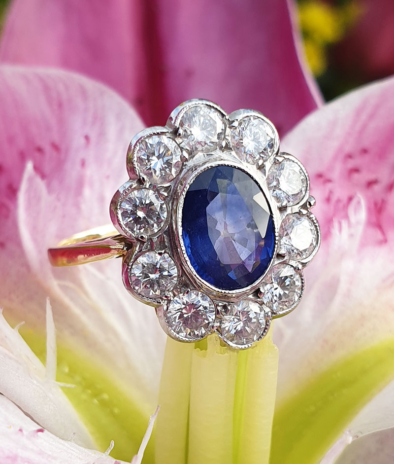 Vintage sapphire and diamond ring. Vintage 18ct Yellow Gold Sapphire Diamond Cluster Ring