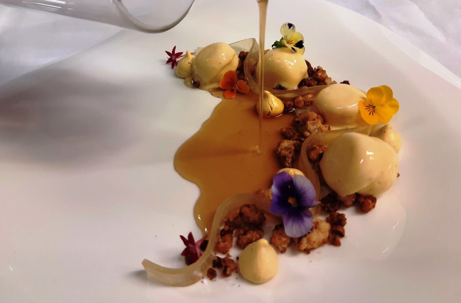 Vincenzo Candiano Parfait Alla Vaniglia Con The Bianco Al Geranio Meringhette Speziate Gelatina Di Miele Ai Chiodi Di Garofano E Crumble Di Mandorle Al Caffe Arabica E Fior Di Sale Combava