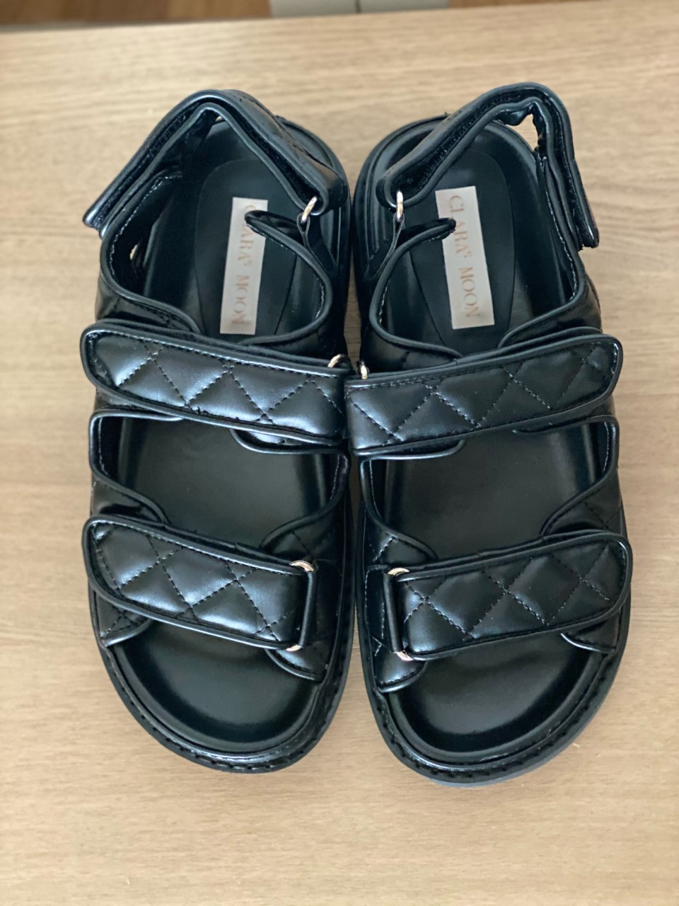 Sandalia velcro acolchada negra – Clara´s Moon