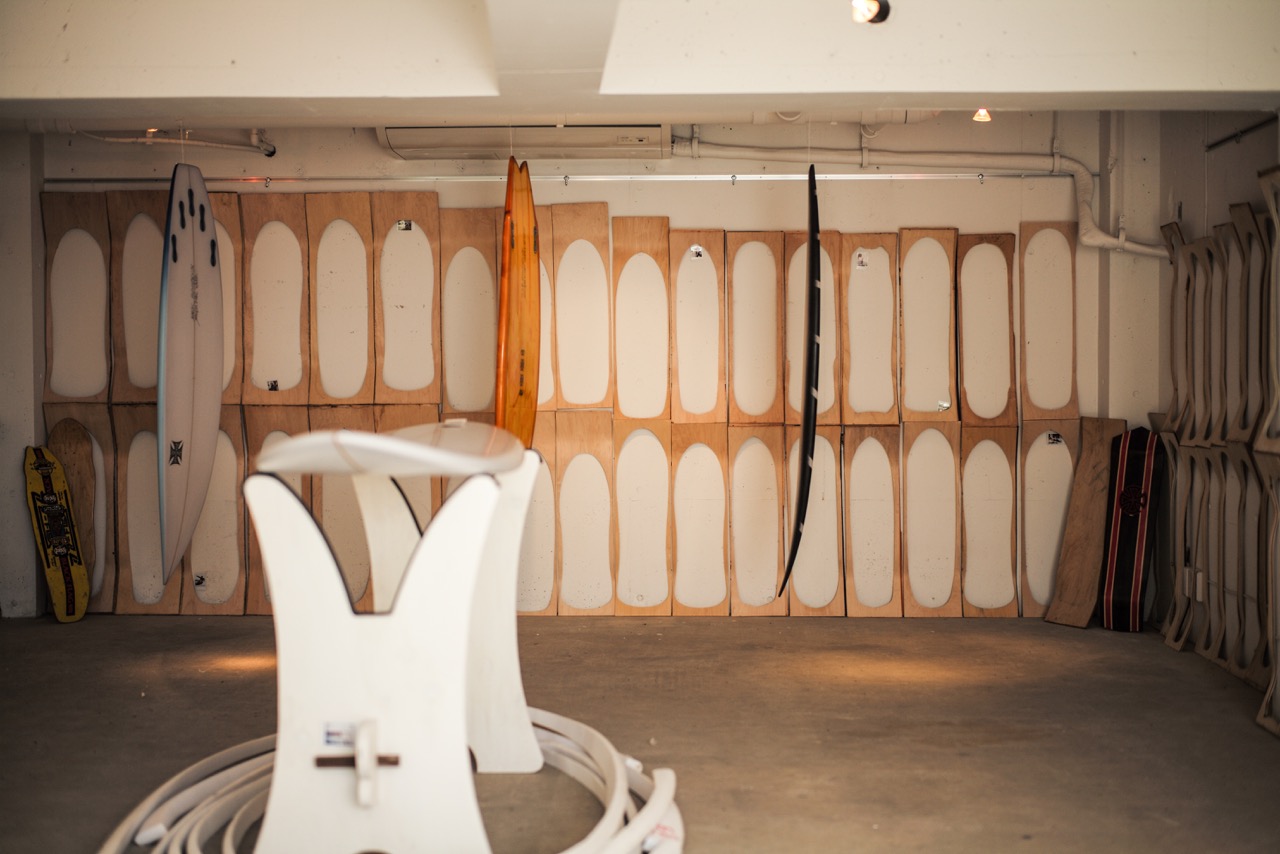 潜入リポート 稲村ヶ崎のsimple Houseにて開催中のsurf Skateを高次元融合させる鎌倉出身の次世代シェイパー安藤清高氏によるエキシビジョン Ark By Hydro Shape Design カラーズマガジン