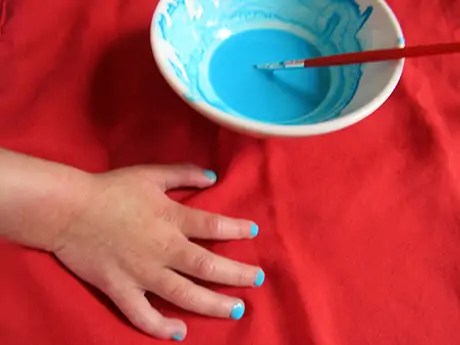 Formule à l'eau spéciale enfant,le . Fabriquez un vernis Ã  ongles sans danger pour vos enfants
