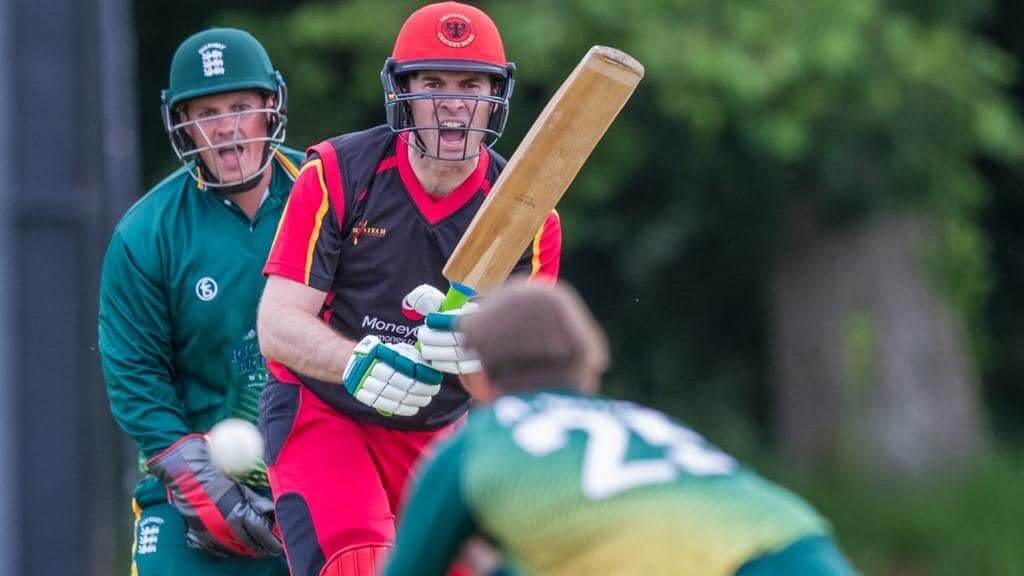 Cooles design zeigt einen spieler beim abschlag mit schläger und einem schönen schriftzug für alle cricketspieler. Was Ist Cricket Dcb Deutscher Cricket Bund