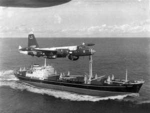 Avión de reconocimiento de E.U. sobre vuela una barco soviético