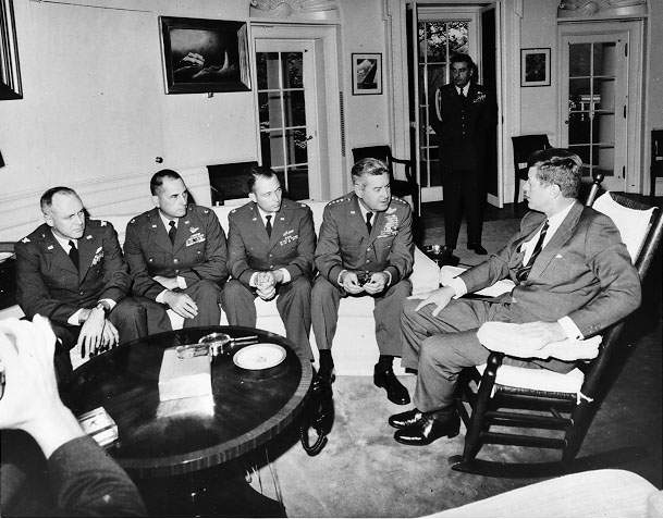 El presidente Kennedy reunido en la Oficina Oval con el general Curtis LeMay y los pilotos de reconocimiento que volaron sobre las instalacionnes de misiles cubanas. A la izquierda, mayor Richard Heyser quien tomó las fotos de aéreas. Cortesía de la CIA