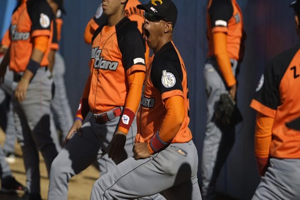 A batazo por la cabeza del lanzador