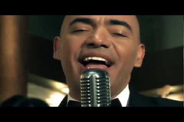 Cantan de rodillas para la “revolución”