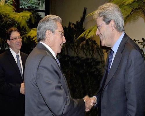 Gentiloni se reune con Raúl Castro