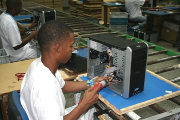 Cuba inaugura su primera fábrica de computadoras portátiles