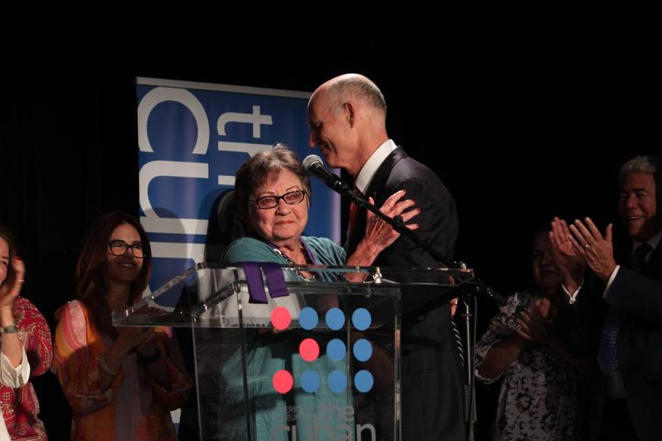 Rick Scott entrega Medalla de la Libertad a ex presos políticos cubanos