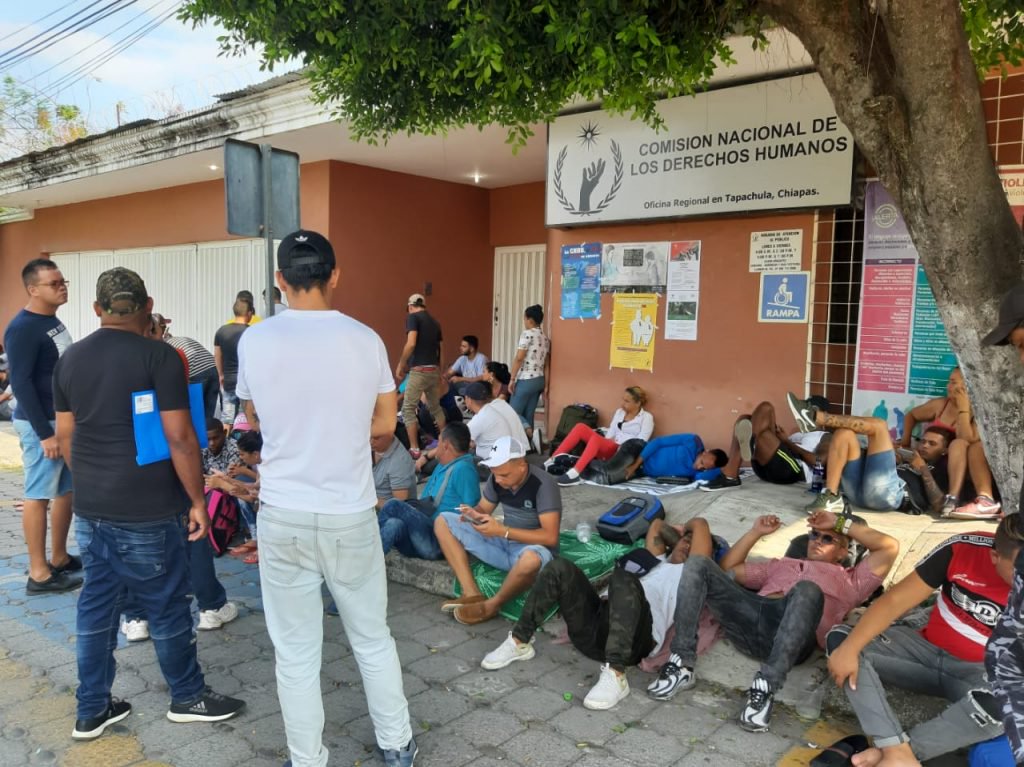 Detienen a migrantes cubanos en una redada en hoteles de Tapachula