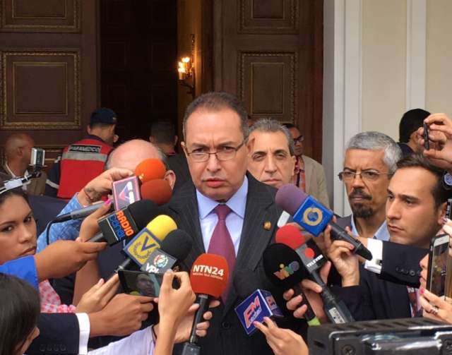 Diputados venezolanos acusados de rebelión se refugian en embajadas