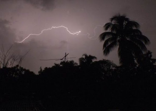 Descarga eléctrica, Camagüey, Cuba